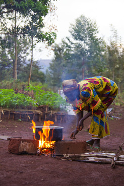 <p>Cooking dinner, Burundi</p>