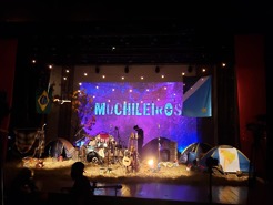 <p>Foi um projeto feito na cidade de Campo Grande - MS. Todo cen&aacute;rio foi feito com objetos pessoais dos integrantes da banda, j&aacute; que o or&ccedil;amento era baixo.&nbsp;</p>