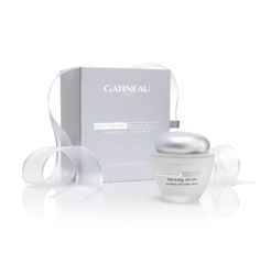 <p>Client: Gatineau, UK</p>
<p>Product box for a special edition size of the luxurious, advanced anti-ageing facial cream, M&eacute;latog&eacute;nine.</p>