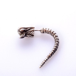 <p><span>Alien Chest Burster Earring</span></p>